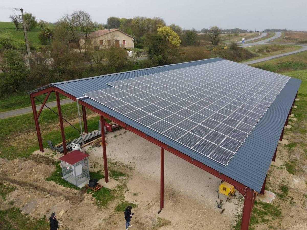 Pose d’ombrière photovoltaïque en Loire-Atlantique